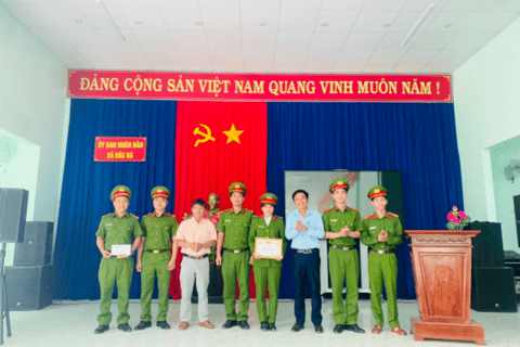 Đảng uỷ - UBND xã Đăk Hà khen thưởng cho tập thể xuất sắc đợt cao điểm tấn công trấn áp tội phạm