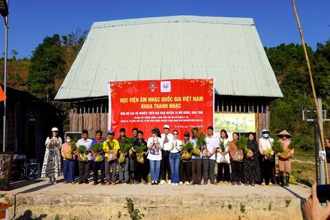 Học viện Âm nhạc Việt Nam tặng 100 nghìn cây thông giống