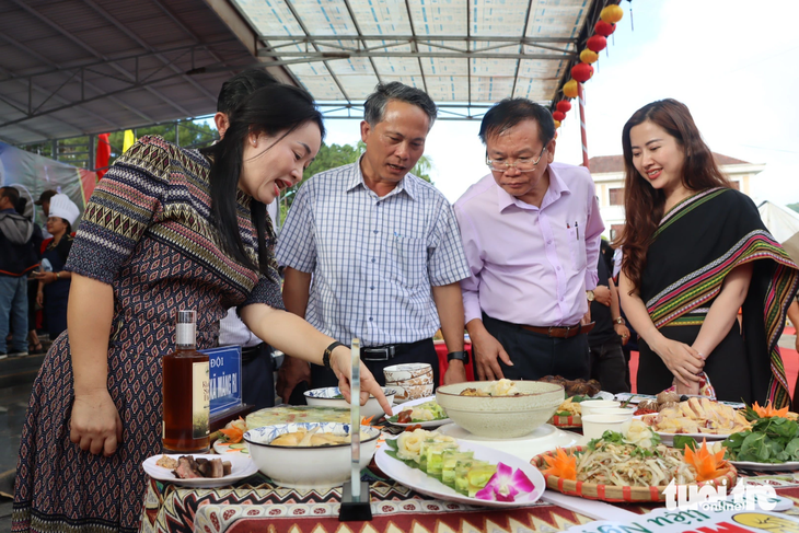 UBND huyện Tu Mơ Rông (Kon Tum) tổ chức hội thi nhằm tìm thêm các món ăn dinh dưỡng từ đặc sản cây sâm dây - Ảnh: ANH THƯ