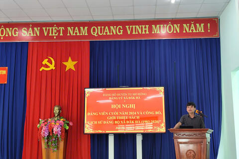 Ngày 05-11-2024 Đảng uỷ xã Đăk Hà tổ chức Hội nghị đảng viên cuối năm 2024 và công bố, giới thiệu sách “Lịch sử Đảng bộ xã (1983 – 2020)”.